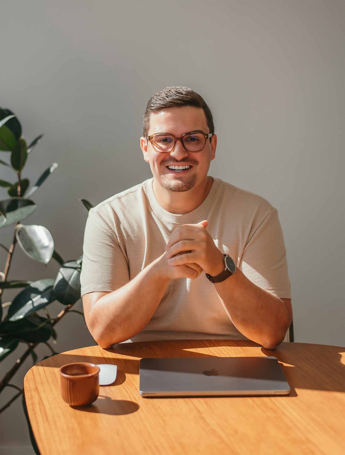 Junior Ghidorsi, brand designer, à mesa de trabalho